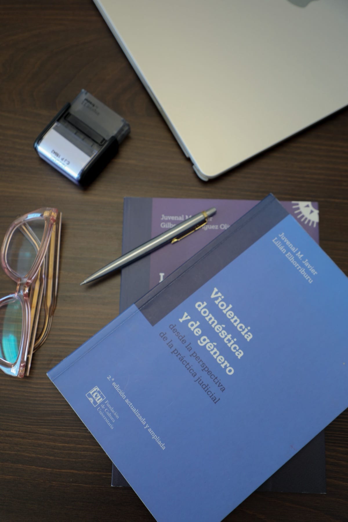 Libros jurídicos y elementos de trabajo de la Dra. Mariana Pineda